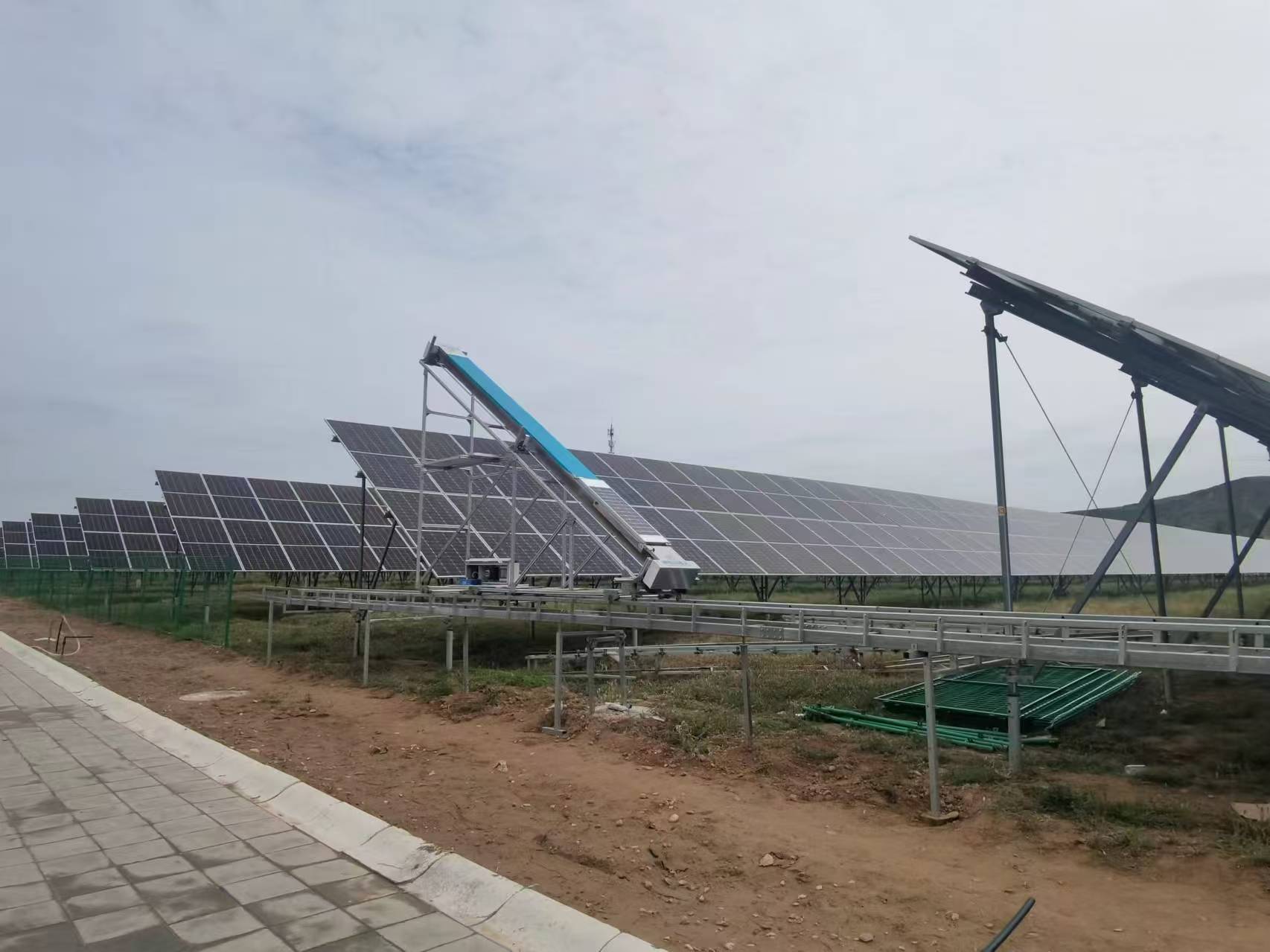 接駁擺渡式光伏清掃機器人